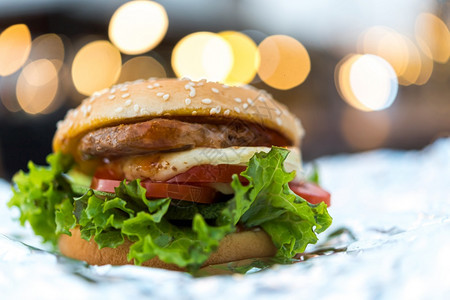一种汉堡是快餐厅的面包肉奶酪和蔬菜做的快餐不健康食物或脂肪概念是汉堡快餐店的a汉堡是快餐白色的王背景图片