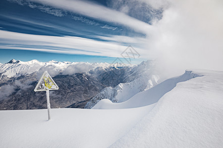 最佳黄色危险标志冬季山峰蓝天和雪暴风俄罗斯险图片