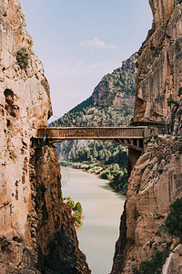 西班牙南部岩山之间横跨德河的桥梁旅游树木户外图片
