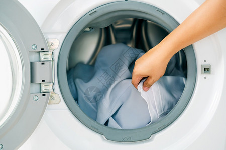 商业整齐的屋把衣服装上洗机的人关紧身洗衣机图片