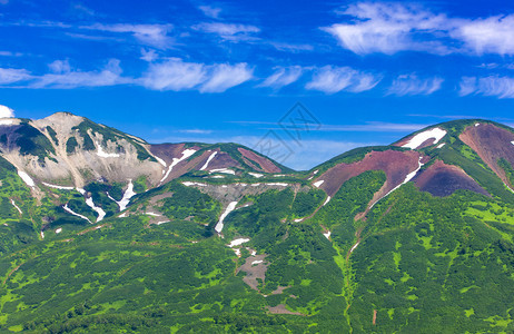 蓝天空背景的绿雪山蓝色天空背景农业草场图片