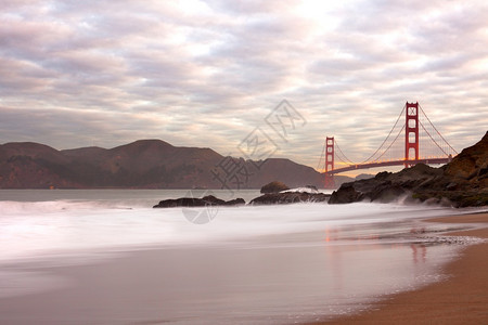 海岸线云金门桥美国加利福尼亚州旧金山贝克海滩门大桥复制图片