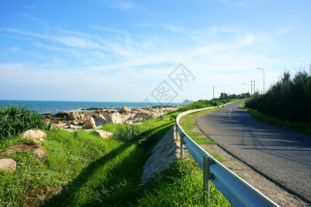 越南海岸美丽的景色海滩和道路之间的边界越南乡村的美丽景观街上的阴影越南边LagiBinhThuan的这种景象天空旅行木板图片