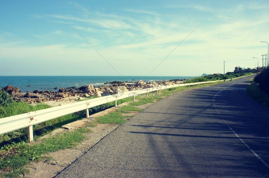 嘎越南海岸美丽的景色海滩和道路之间的边界越南乡村的美丽景观街上的阴影越南边LagiBinhThuan的这种景象拉转移图片