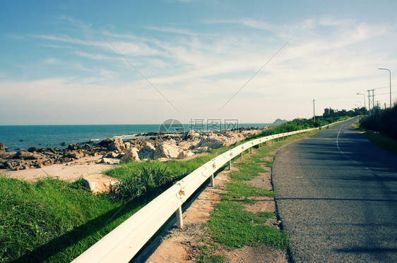 越南海岸美丽的景色海滩和道路之间的边界越南乡村的美丽景观街上的阴影越南边LagiBinhThuan的这种景象自然旅游未来图片