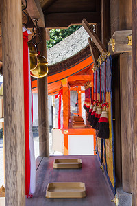 红色的2018年3月2日本钟声与京都著名的神道庙FushimiInariShrine内织物连结日本人建筑学图片