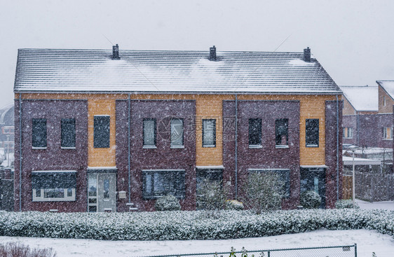季节冰欧洲的寒冷和冬日梯田式房屋现代土丘建筑一个小土丘村的雪崩图片