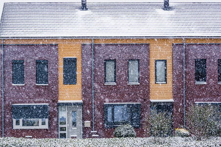 荷兰一个小村庄下雪天气寒冷的冬日现代荷兰土丘梯田式住房排城市景观屋顶图片