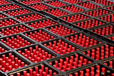 酒精红色的啤箱里有一组红色瓶子锅炉图片