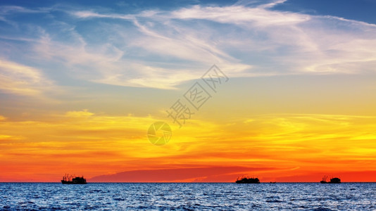 费舍尔暹宁静的海面上美丽日落苏梅背景图片
