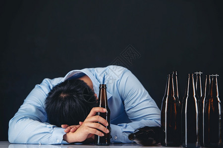 衣服在一个男人家里喝啤酒的时候被一个男人割紧了玻璃酒精图片