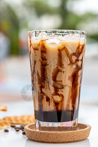 一杯高加焦糖浆的冰拿铁咖啡奶昔卡布奇诺凉爽的图片