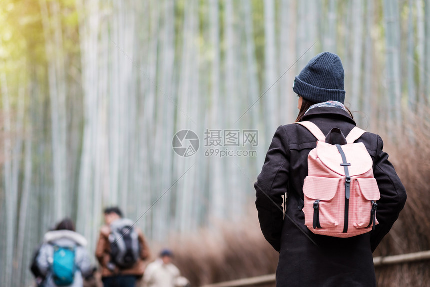 假期高的年轻女在日本京都旅游观光景点受欢迎的亚间旅游概念在日本京都旅游观光景点上寻找成野竹森林里程碑亚洲快乐旅行者Arashiy图片