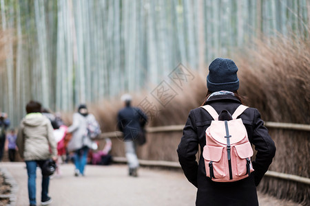 年轻女在日本京都旅游观光景点受欢迎的亚间旅游概念在日本京都旅游观光景点上寻找成野竹森林里程碑亚洲快乐旅行者ArashiyamaB图片
