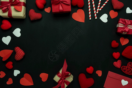 二月桌子庆典表顶视图装饰物价定量日背景概念Flat红形状礼品盒的外衣安排在现代生锈黑木上配有基本物品中间空供模拟设计使用图片
