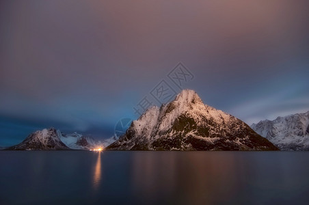 旅行天空雪美丽的奥斯汀登山MortOlstindeneninMoskkenes观摩洛福滕群岛的景色冬季风挪威美丽的山地景观挪威斯图片