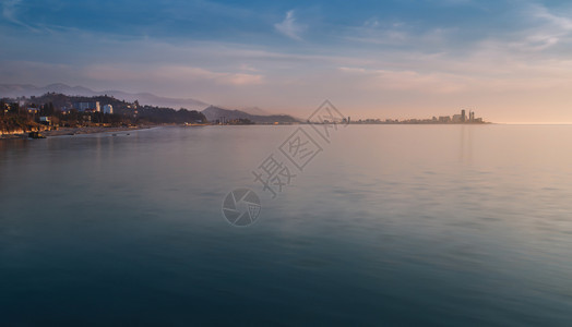 从海洋到巴统日落天空和城市景色环绕的美丽风景城市夜晚水平图片