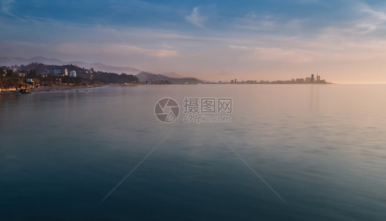 从海洋到巴统日落天空和城市景色环绕的美丽风景城市夜晚水平图片