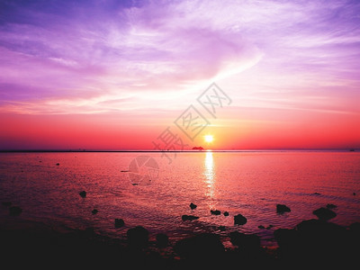 宁静的海面上美丽日落海湾太阳晚上图片