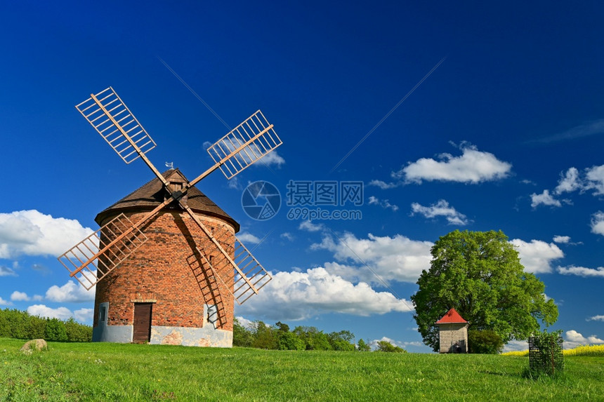 农业历史草地美丽的春天风景有蓝空太阳云和老风车捷克共国欧洲图片