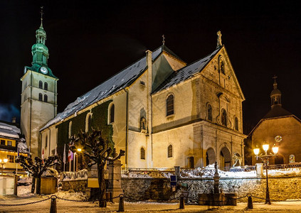 城市景观雪法国属阿尔卑斯山Megeve中心的世纪教堂电图片