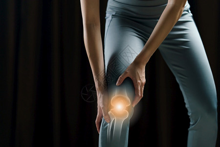 女人把手握在膝盖上疼痛用红色医药按摩概念来强调联合的压力数字图片