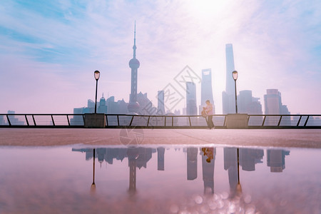 时尚上海市风景背河边宽浦的山大厦户外图片