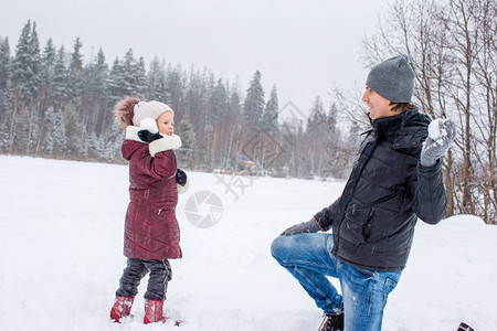 家人在雪地里玩耍海高清图片素材