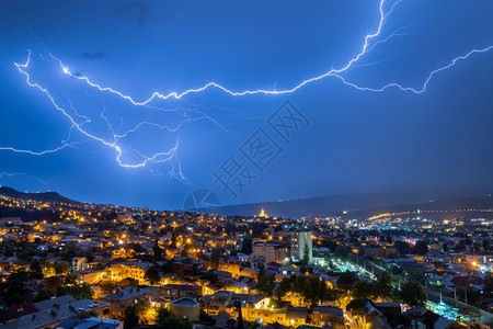 夜城上空的雷暴电气极端天图片