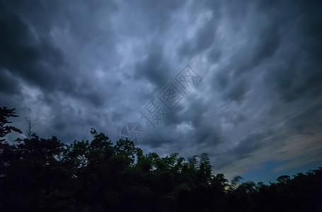 闪电乌云黑暗的高夜间云乳白色背景