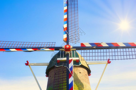 发电机荷兰蓝天下的传统荷兰风车特写蓝天下色彩缤纷的传统荷兰风车特写农场欧洲图片