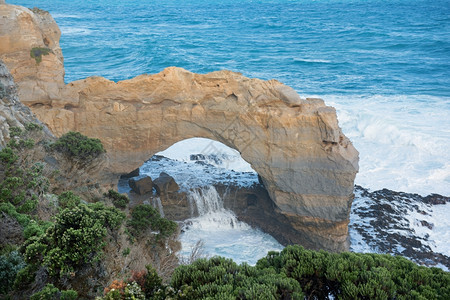 自然侵蚀澳大利亚维多州坎贝尔港公园大洋路石灰岩拱层的形成海岸图片