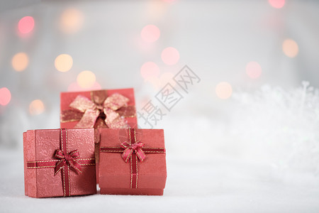 Bokoh背景的白皮上红色礼物盒并有快乐或新年节季喜悦或新年点选择的复制空间blurred神奇派对季节图片