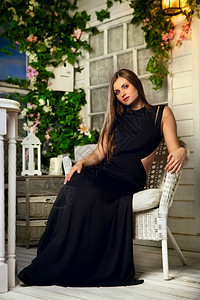 照片美丽优雅的女士晚上在阳台扶手椅魅力图片
