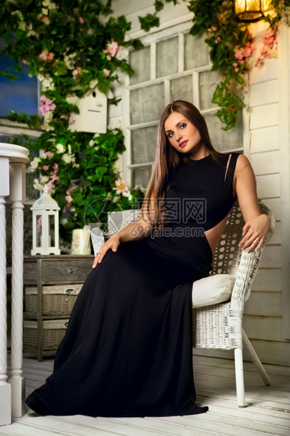照片美丽优雅的女士晚上在阳台扶手椅魅力图片