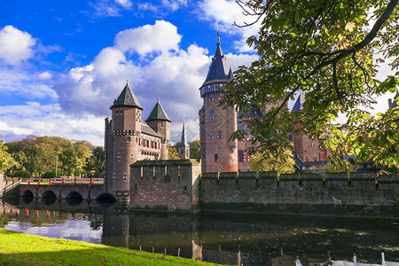 美丽的DeHaar中世纪猫荷兰最大的座落在乌得勒支镇附近的荷兰堡哈尔地碑上水目象征图片