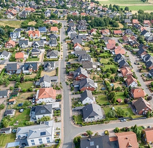 在德国北部拥有独立房屋半与世隔绝房屋和带有小型前花园和绿草地的梯田住房传统区的近郊地空中景象航班匿名的财产图片