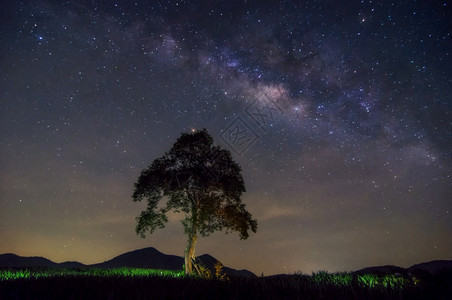 深的超过银河系与宇宙中的星和太空尘埃夜上的黄道带光在山景上的树云移动PhuSawan水库Phetchaburi山景明亮的图片