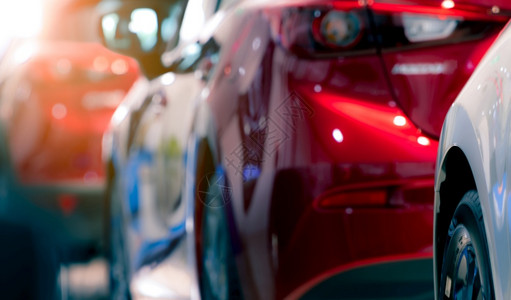 汽车工业全球电动汽车市场概念BlurBlor摄影短镜头拍一辆红色闪亮汽车用于护理和清洁业的Banner新车牌上光照头灯运动杂交种图片
