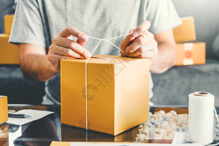 盒产品子在家与包装启动创业企家小主网上商销售包装和交货概念一起工作的中小企业自由职者在线商销售包装和交货概念图片