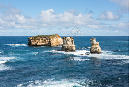海景海报港口景观巨石澳大利亚南维多州大洋路旁崎岖的海岸线位于澳大利亚南维多州背景
