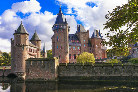 美丽的DeHaar中世纪猫荷兰最大的座落在乌得勒支镇附近的荷兰堡哈尔地碑上绿色吸引力仙女图片