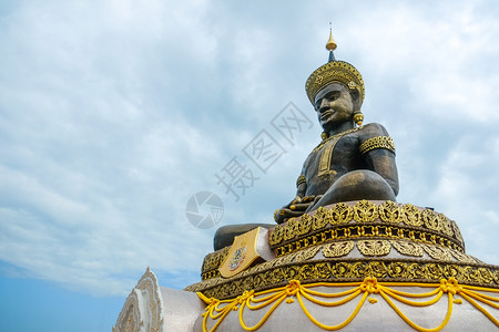 天空泰国Triiphum寺庙Pharchabun的MhahaThammaracha佛大户外青铜像金子艺术图片
