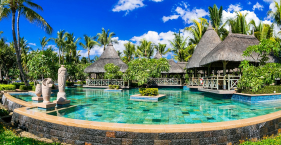 毛里求斯岛度假日设有温泉区和游泳池的毛里求斯岛屿度假村天堂晴游泳的图片