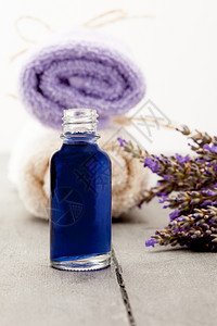 草本植物香味木制桌子上涂着熏衣粉的基本油相片紫色图片