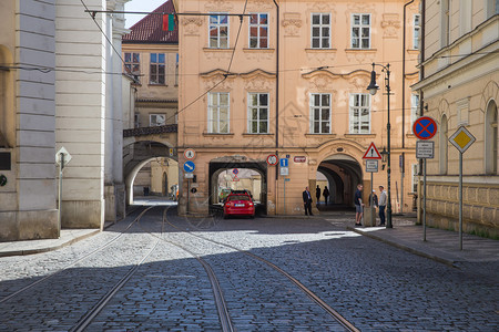 街道地标2019年4月5日捷克布拉格市旧中心有游客和汽车街及电路屋图片
