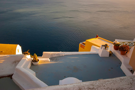 旅游的OiaSantorini希腊以浪漫和美丽的日落闻名屋顶伊亚图片