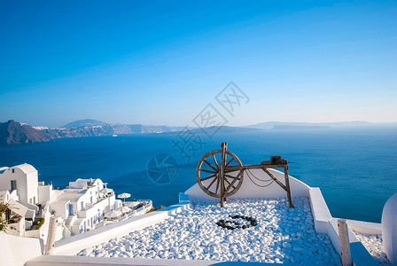 OiaSantorini希腊以浪漫和美丽的日落闻名悬崖假期采取图片