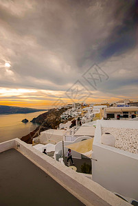 丰富多彩的OiaSantorini希腊以浪漫和美丽的日落闻名城市山图片