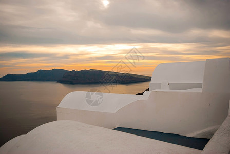 旅游丰富多彩的OiaSantorini希腊以浪漫和美丽的日落闻名悬崖图片